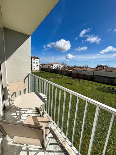 un balcon avec une table et une table et un champ dans l'établissement Belle Escale, à La Rochelle