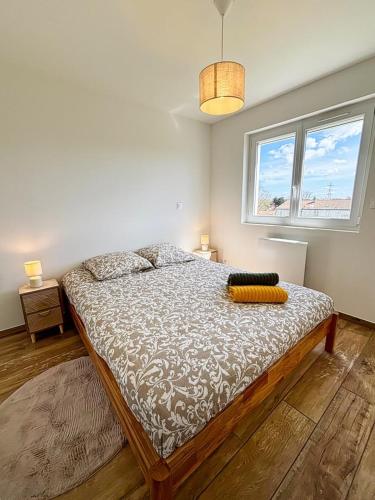 une chambre avec un lit dans une pièce avec une fenêtre dans l'établissement Belle Escale, à La Rochelle