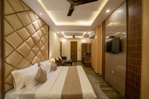 Perfectstayz Premium at Harkipauri Road - Ganga view rooftop cafe photo 3