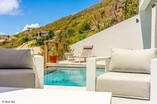 eine Villa mit einem Pool und einem Berg in der Unterkunft Modern Villa in Philipsburg with 450 m² and Pool in Dawn Beach