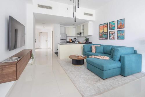 Dubai MarinaにあるFrank Porter - Loreto 3の青いソファとテーブルのあるリビングルーム