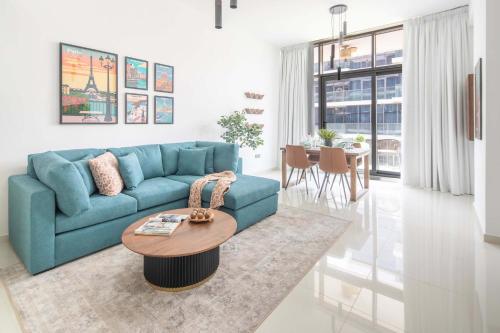 Dubai MarinaにあるFrank Porter - Loreto 3の青いソファとテーブルのあるリビングルーム