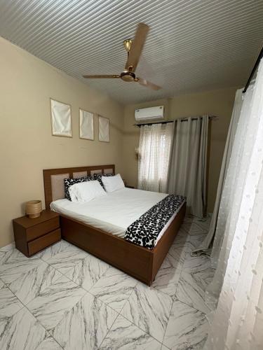 Un dormitorio con una cama y un techo. en Kasoa Stay, en Kasoa