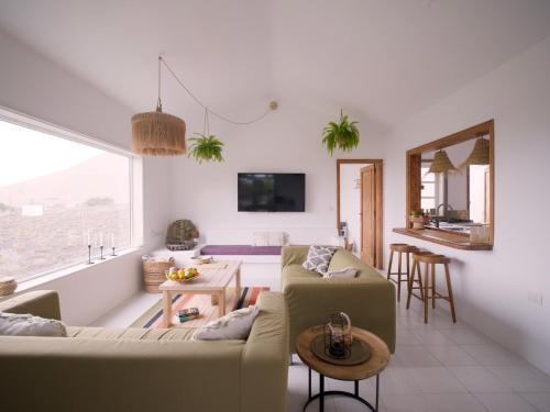 una sala de estar con un sofá y una mesa en Casa MaVi - Vineyard with heated pool, en La Vegueta