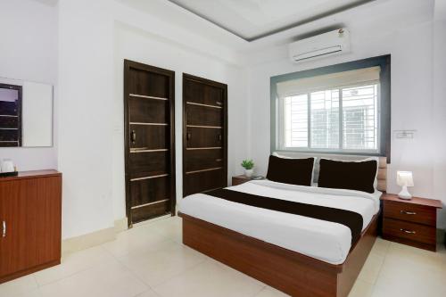 a bedroom with a large bed and a window at Super Collection O Biswa Bangla Kolkata Formerly Dream Palace in Kolkata