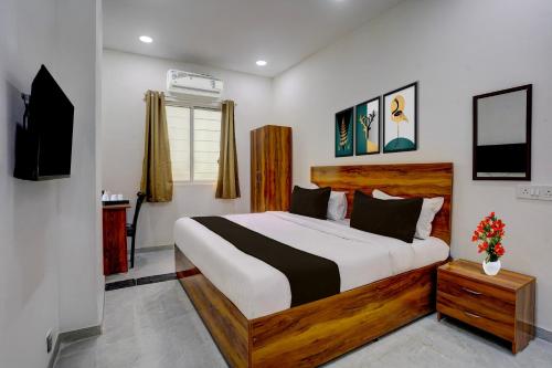 a bedroom with a large bed and a television at Collection O Nashik Central Railway Junction Formerly Dream Heritage Inn in Nashik
