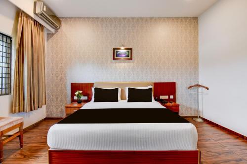 Krevet ili kreveti u jedinici u okviru objekta Super Townhouse Oak Sri Mahadeshwara Convention Centre Formerly Shri Aprameya Resort