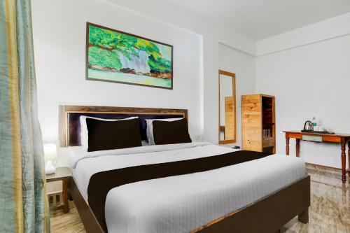 a bedroom with a large bed in a room at Super Collection O Candolim Beach Formerly Poornima Place in Candolim