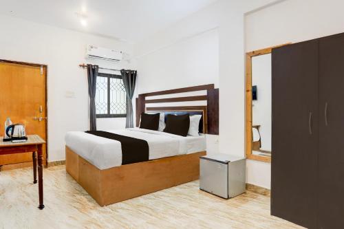 Ένα ή περισσότερα κρεβάτια σε δωμάτιο στο Super Collection O Candolim Beach Formerly Poornima Place