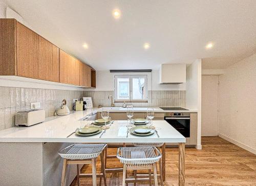 Una cocina o zona de cocina en La Cahute Rochelaise - Cosy dans le centre-ville à 5 min du port