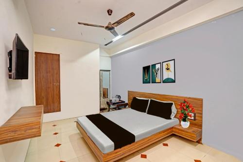 a bedroom with a bed and a ceiling fan at Collection O Kadodara Bus Terminal Formerly Hotel Rudra in Balesar