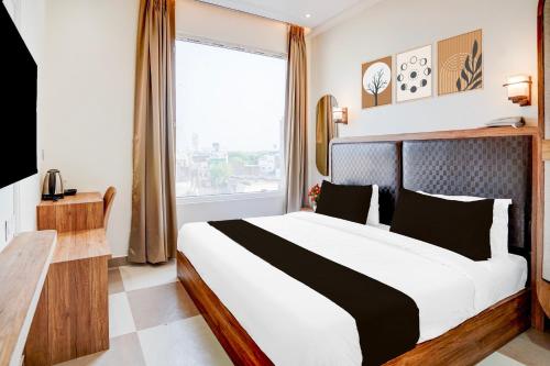 Ένα ή περισσότερα κρεβάτια σε δωμάτιο στο Townhouse Oak Lahartara Railway Bridge Near Bus Stop