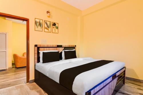 a bedroom with a large bed in a room at Super Hotel O Birsa Athletics Stadium Formerly De Anmol Suites in Nāmkom