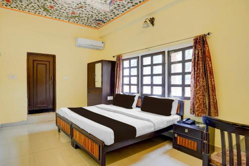 Ένα ή περισσότερα κρεβάτια σε δωμάτιο στο Super Collection O Rajiv Gandhi Museum Ranthambore Formerly Hotel Haveli