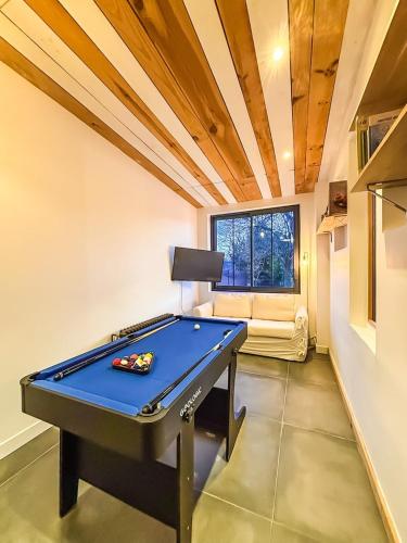 une table de billard dans une pièce avec un plafond dans l'établissement L'échappée, à Lagord