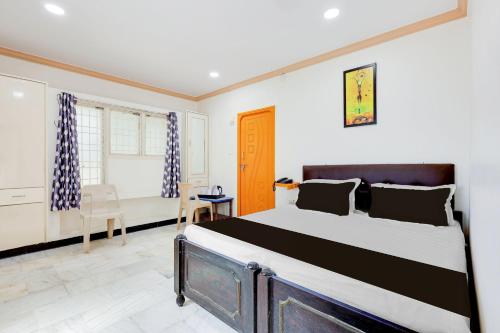 a bedroom with a large bed in a room at Super Hotel O Guntur Railway Junction in Guntūr