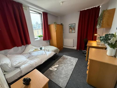 Camera con letto e scrivania. di Premier Student Housing a Londra