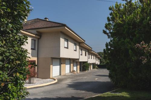 TaboadelaにあるMotel Veneciaの通り一列のアパートビル