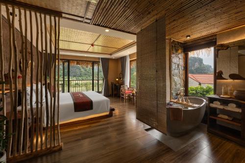 Postel nebo postele na pokoji v ubytování Tam Coc Oasis Resort & Spa