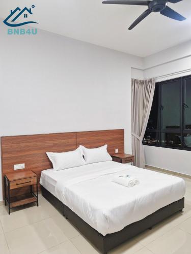 une chambre avec un grand lit avec un ventilateur de plafond dans l'établissement Minimalist Dual-Key Stay with 4BR at Farlim Penang, à Ayer Itam