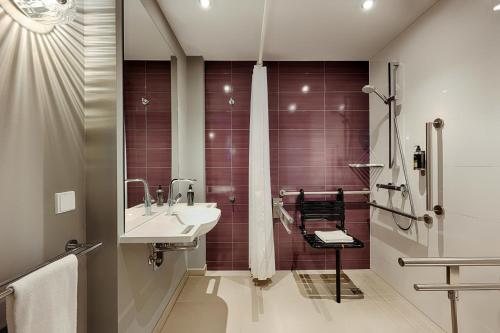 une salle de bain avec un lavabo et une douche dans l'établissement Premier Inn Berlin City Centre, à Berlin