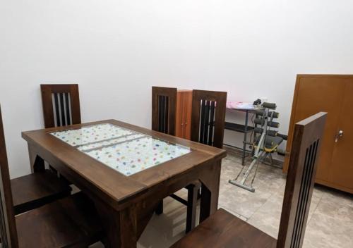 ein Esszimmer mit einem Holztisch mit Blumen darauf in der Unterkunft Serenità Moon Villa in Tangalle