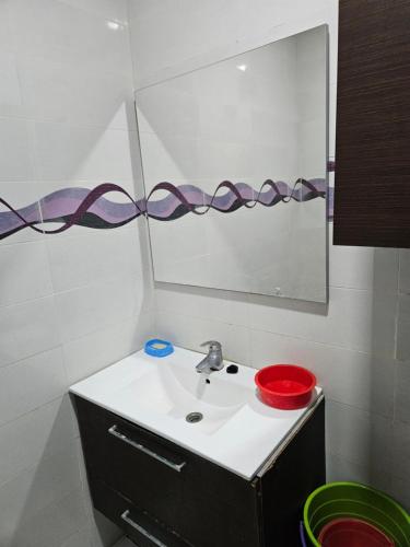 Ένα μπάνιο στο Appartement proche de la mer