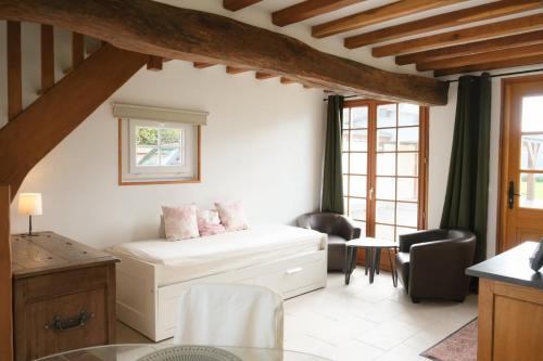 un salon avec un lit et une table dans l'établissement Le Relais des Hortensias, à La Celle-sous-Gouzon