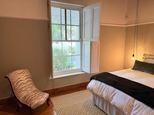 Postel nebo postele na pokoji v ubytování Almond Tree Cottage 2-Bed Heritage Home in Robertson