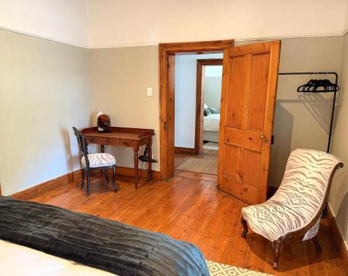 Postel nebo postele na pokoji v ubytování Almond Tree Cottage 2-Bed Heritage Home in Robertson