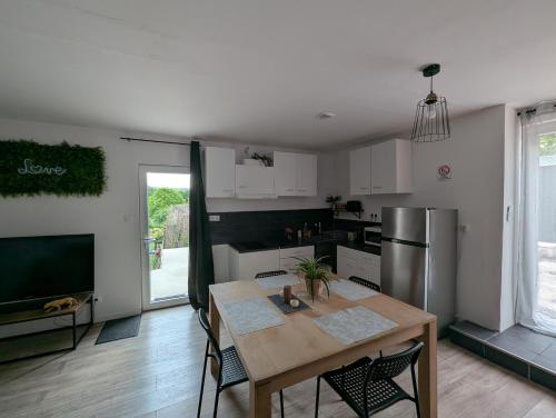 Kuchyň nebo kuchyňský kout v ubytování Sur la route du champagne