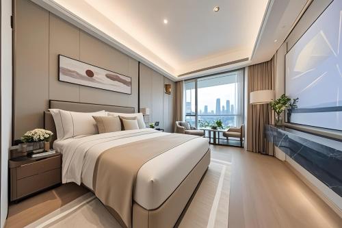 une chambre avec un grand lit et une grande fenêtre dans l'établissement Ruilan Courtyard, à Shenzhen