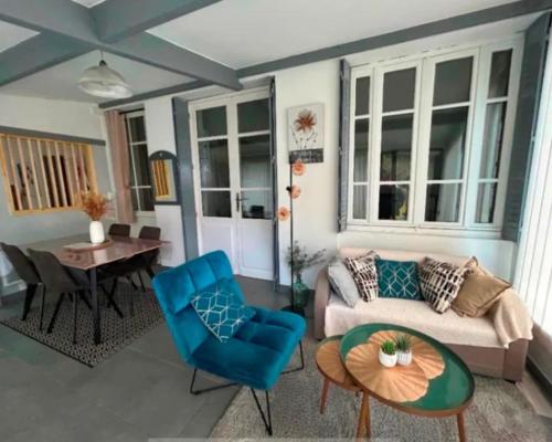 a living room with a couch and a table at Le jardin privatif de Pauze Cauterets wifi et parking gratuits Vue panoramique in Cauterets