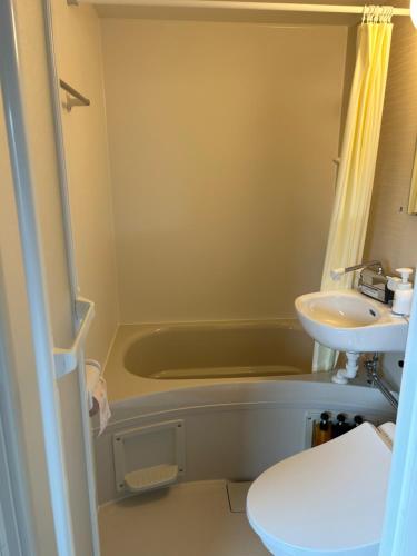 Un baño con bañera, lavabo e inodoro. en 白浜の宿梅 別館, en Shirahama