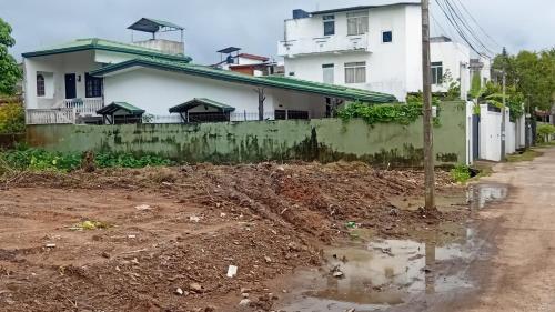 BoralesgamuwaPirivena Garden Resort- Homestay AC Room with Attached Bathroom and WiFi的土路旁的房子