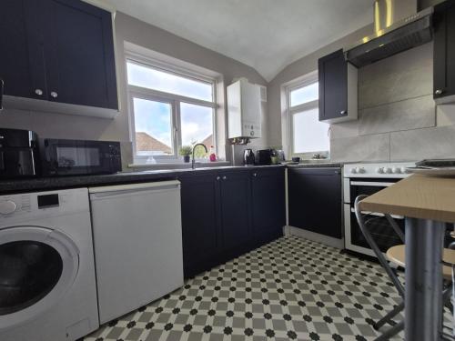 Köök või kööginurk majutusasutuses Wizards retreat ideal for WB studio with parking