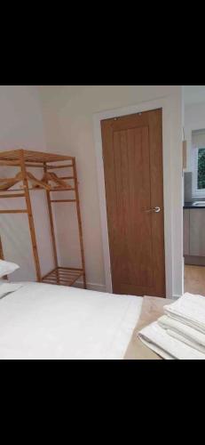 una camera da letto con un letto e una porta di legno di The chalet a Childwall