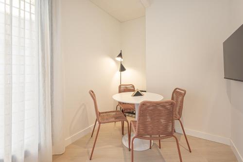 une salle à manger avec une table et des chaises dans l'établissement Dobo Málaga Perchel, à Malaga