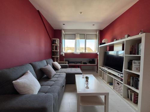 Μια τηλεόραση ή/και κέντρο ψυχαγωγίας στο Apartamento con vistas al mar en la playa de Somo