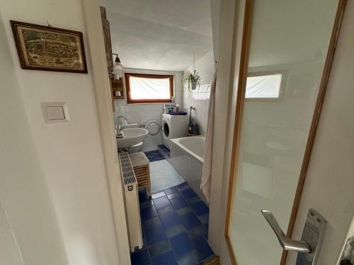 Living unit, wood heated and authentic