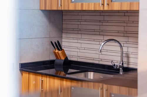 Η κουζίνα ή μικρή κουζίνα στο Saadiyat Luxury Escape Walk to Beach & Museum