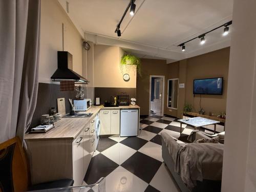 Firuzi Apartment TBS