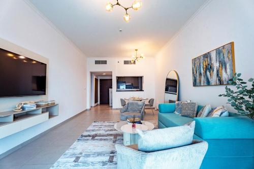 a living room with a blue couch and a table at Saadiyat Luxury Escape Walk to Beach & Museum in Abu Dhabi