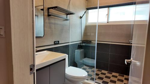 a small bathroom with a toilet and a sink at 樹海翠湖 in T'ung-ko