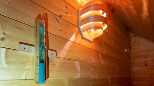 霍赫林德Kernmayerhütte的木墙上挂着一盏灯，灯上装着线圈。
