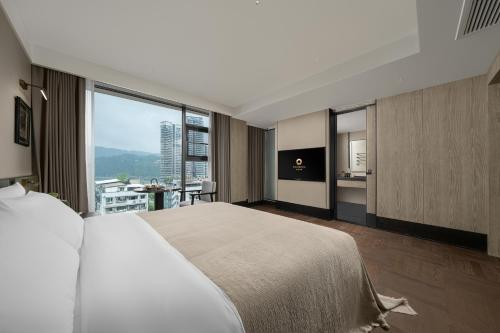 ein Schlafzimmer mit einem großen Bett und einem großen Fenster in der Unterkunft SDADSBESÖK Dragon Pearl Hotel (Yibin Guanying Ancient Street Hejiangmen Plaza Branch) in Nanguang