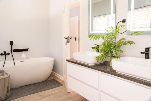 Koupelna v ubytování Le Opstal, a Scenic Farm Stay near Rustenburg