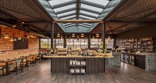 El lounge o bar de Best Western Plus Hotel Saint-Roch Orleans