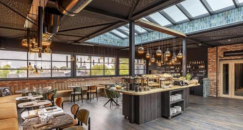 Un restaurante u otro lugar para comer en Best Western Plus Hotel Saint-Roch Orleans