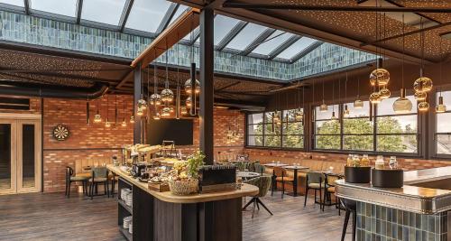 Un restaurante o sitio para comer en Best Western Plus Hotel Saint-Roch Orleans